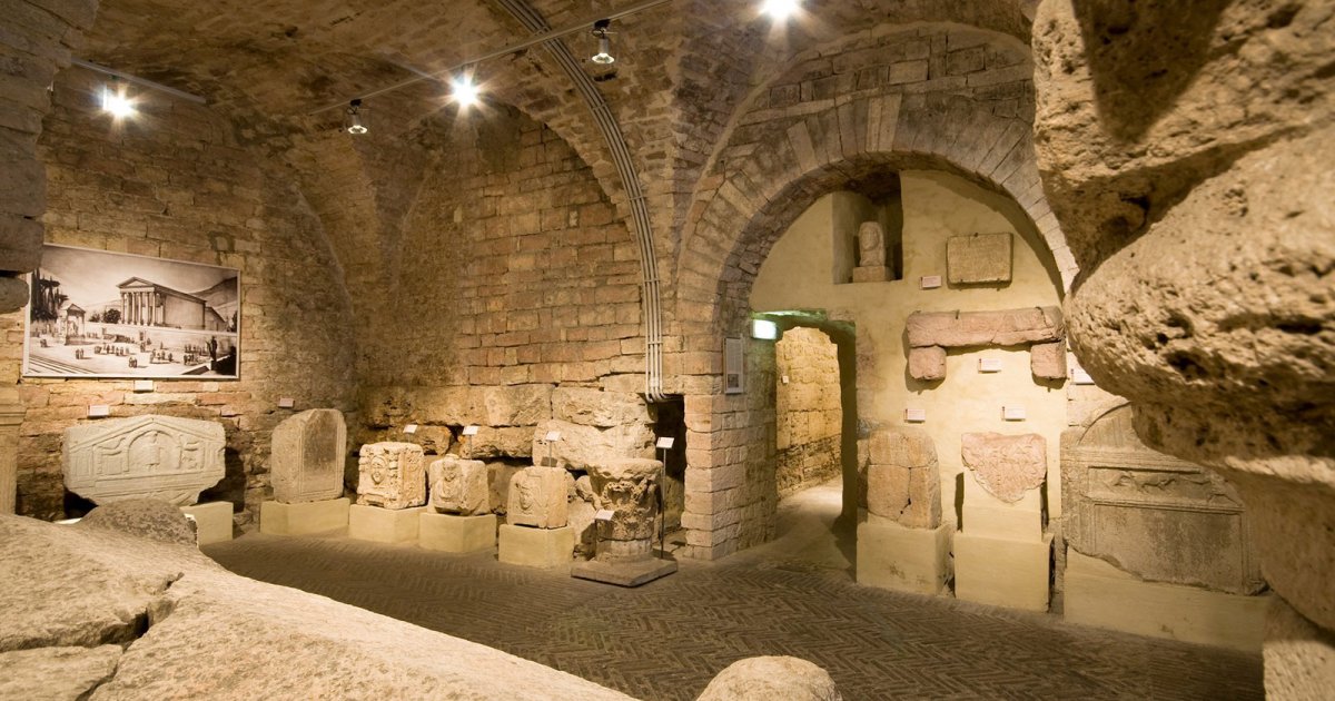 PLACE DE LA COMMUNE, Musée Du Forum Romain