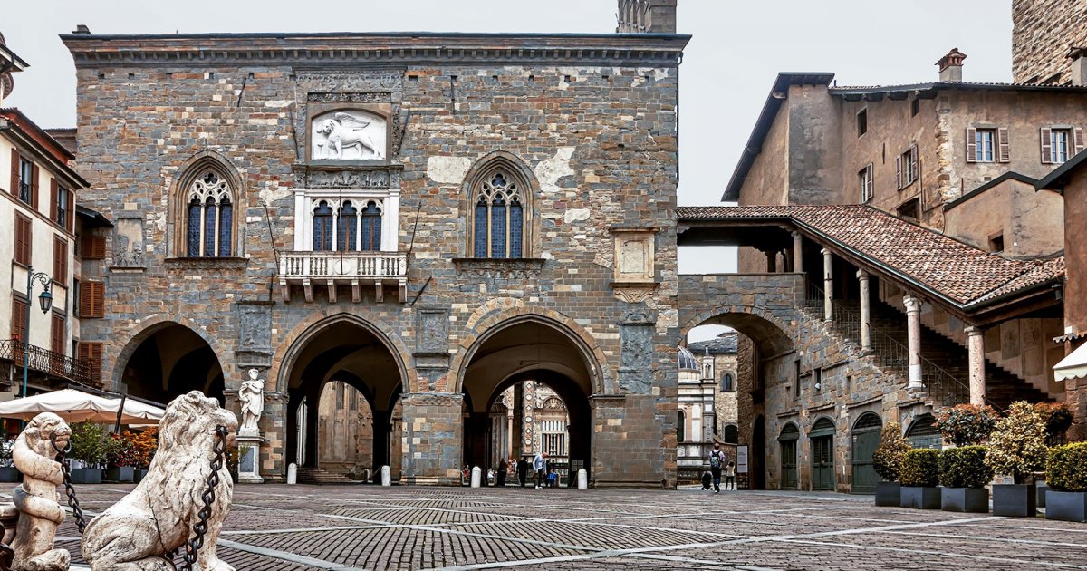 PIAZZA VECCHIA, Palazzo Della Ragione Y Campanone