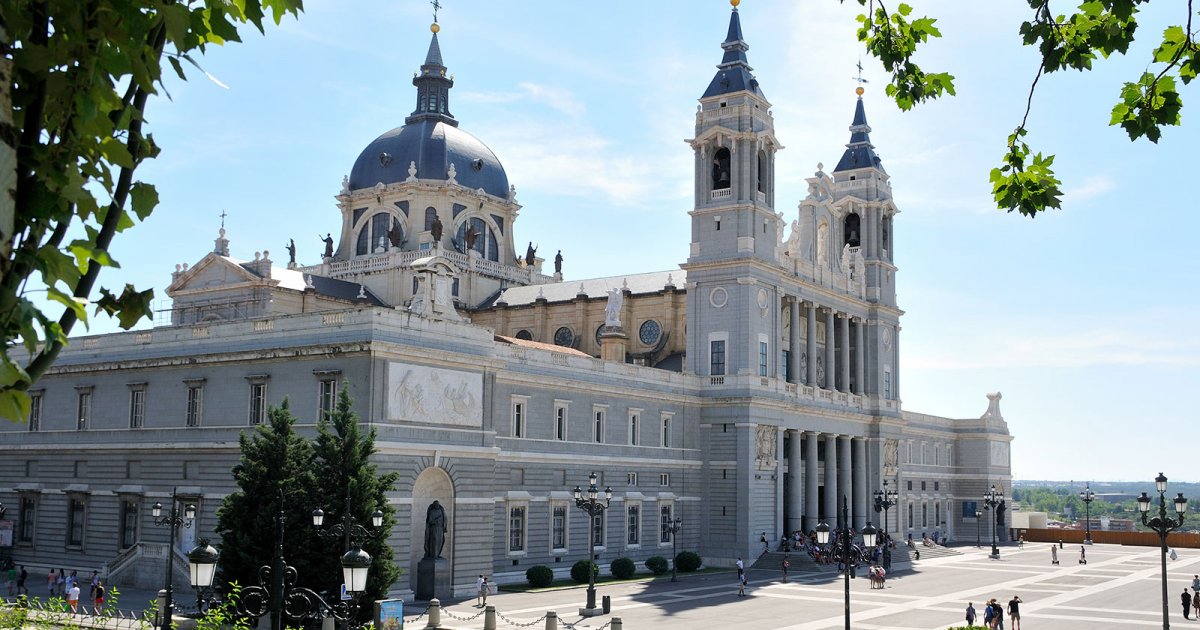 KATHEDRALE DE LA ALMUDENA, Aussenbereich