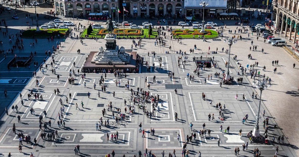 DUOMO DI MILANO, La Piazza