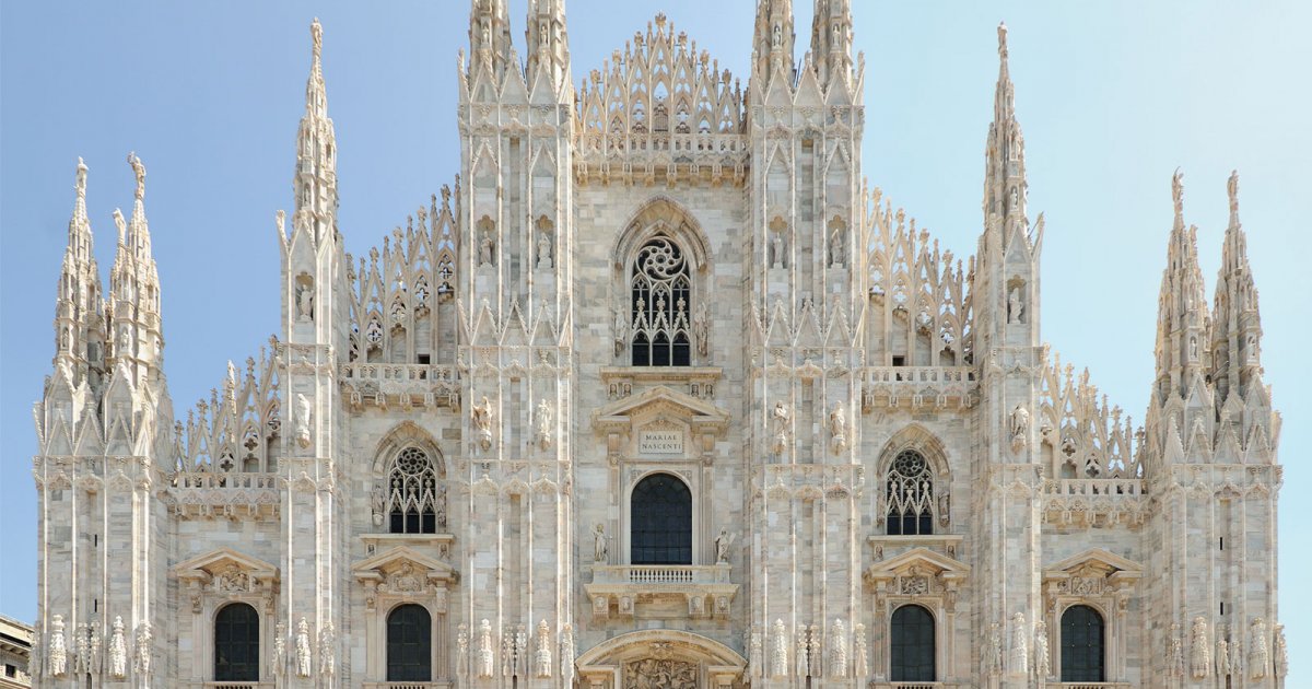 La Main Touche L'ange à La Porte De L'église De Duomo à Milan