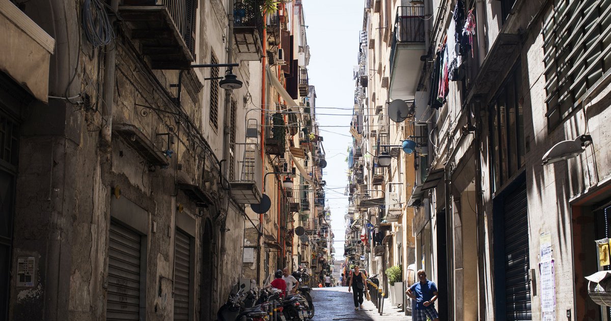 VIA TOLEDO, Quartieri Spagnoli