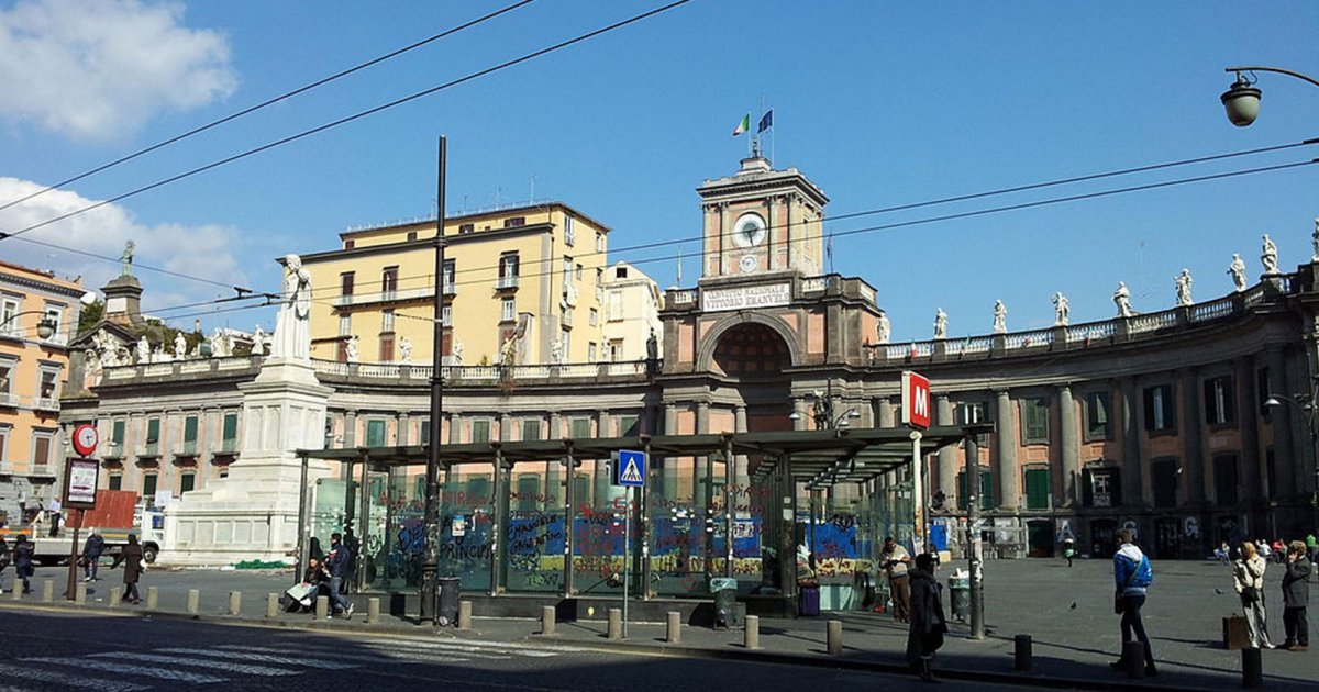 VIA TOLEDO, Plaza Dante