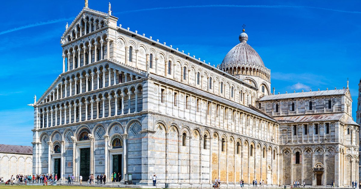 ПЛОЩАДЬ ЧУДЕС или ПЬЯЦЦА-ДЕИ-МИРАКОЛИ (ит.  PIAZZA DEI MIRACOLI), Экстерьер Собора