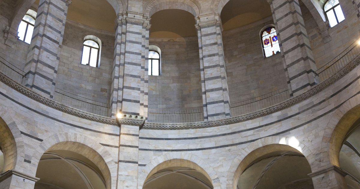 ПЛОЩАДЬ ЧУДЕС или ПЬЯЦЦА-ДЕИ-МИРАКОЛИ (ит.  PIAZZA DEI MIRACOLI), Баптистерий, Интерьер