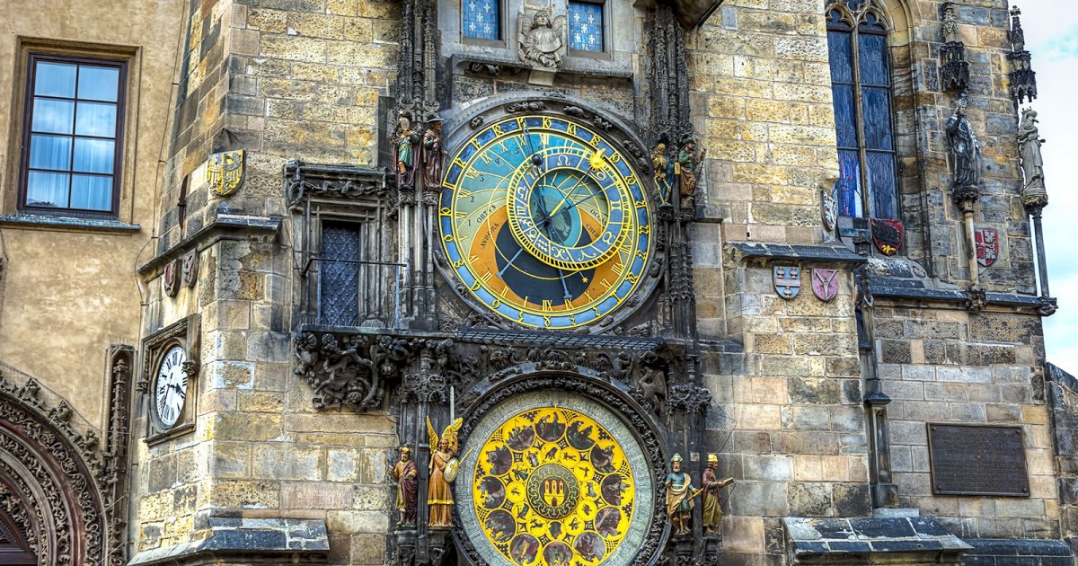 PLAZA DE LA CIUDAD VIEJA, Ayuntamiento Y Reloj Astronómico