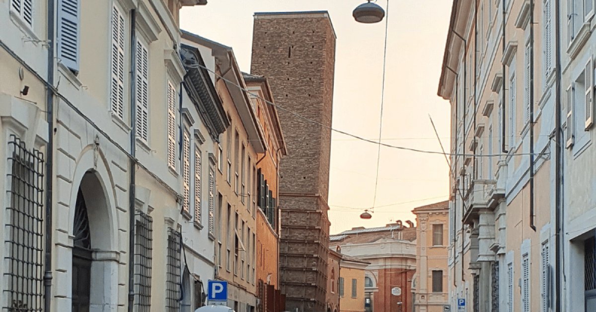 TOUR CIVIQUE OU TOUR PENCHÉE, Présentation