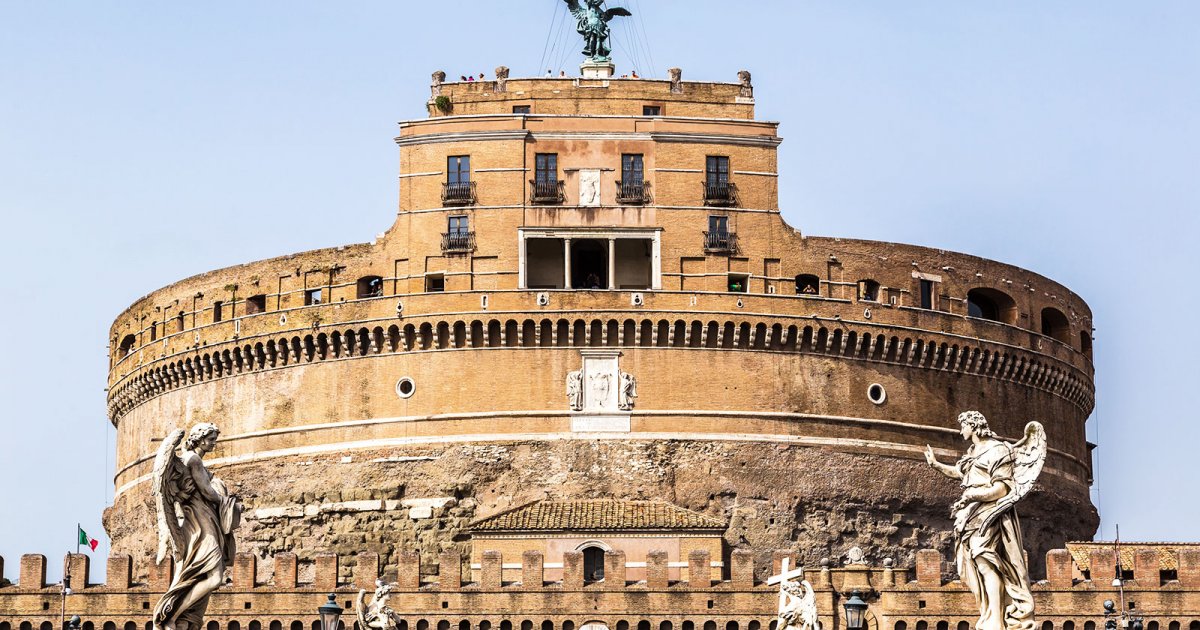 КАСТЕЛЬ САНТ-АНДЖЕЛО (ит. CASTEL SANT'ANGELO), Здание