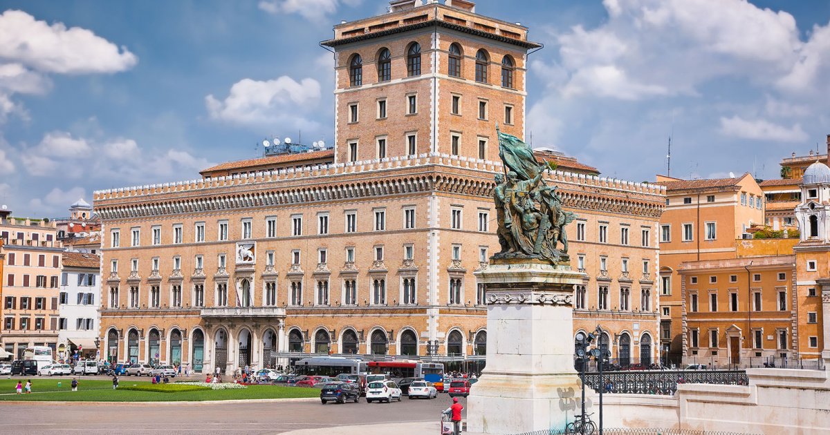 ПЛОЩАДЬ ВЕНЕЦИИ или ПЬЯЦЦА ВЕНЕЦИЯ (ит. PIAZZA VENEZIA), Палаццо Венеция (Ит. Palazzo Venezia)