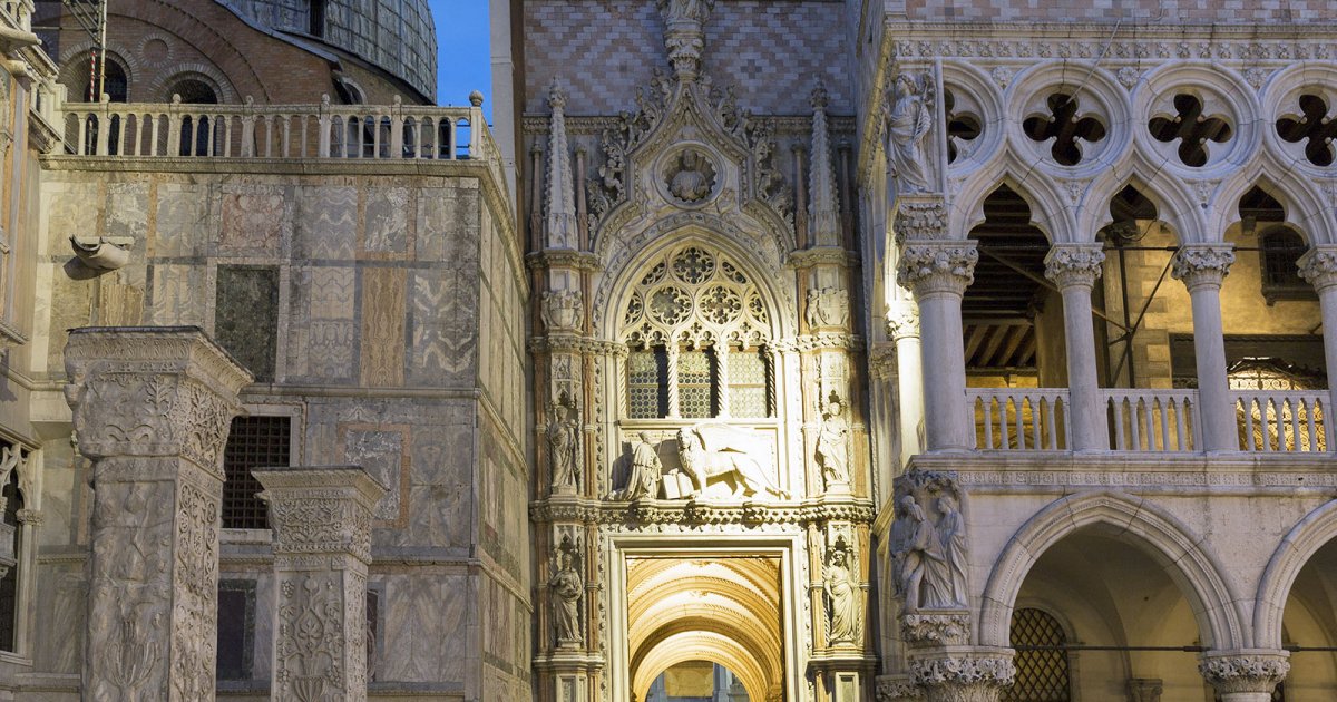 Audioguida PALAZZO DUCALE - Porta Della Carta E Cortile - Guida Turistica | MyWoWo